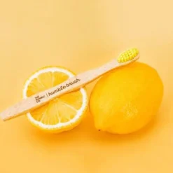 THE HUMBLE CO. Brosse à dents pour adulte en bambou souple coloris jaune