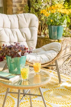 Sale Salon de jardin en acier et résine tressée coloris noir et miel Hosta - 3 éléments (table basse et deux fauteuils)